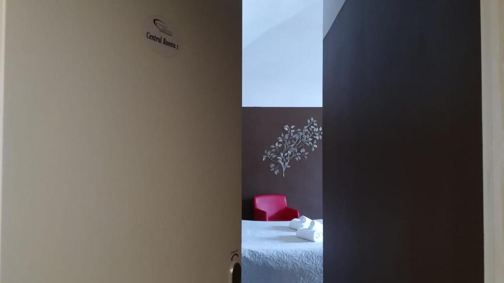 CENTRAL ROOMS acr camera tripla classic cconforthotels bari 11