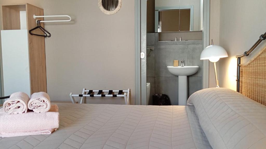 SUITE & CHIC rb camera queen balcone suiteandchic cconforthotels bari 04