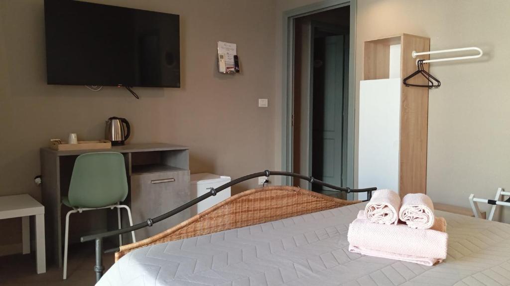 SUITE & CHIC rb camera queen balcone suiteandchic cconforthotels bari 05