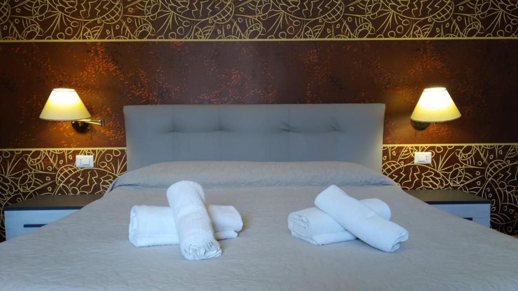 CENTRAL ROOMS rb central rooms camera tripla classic cconforthotels bari 07